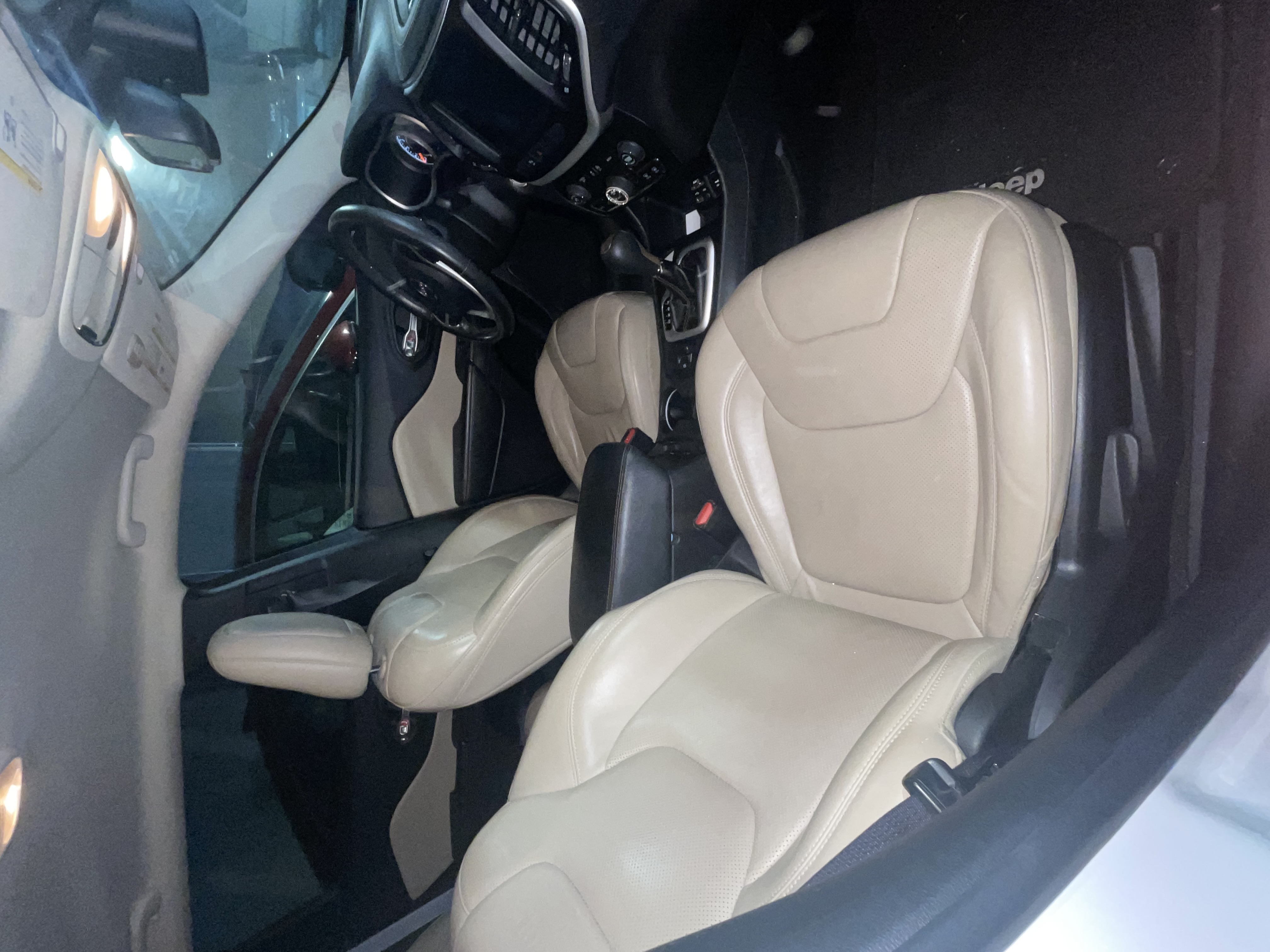 Used 2015 Jeep Cherokee Limited w/ Luxury Group FWD image 10