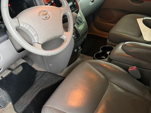 Used 2010 Toyota Sienna XLE Limited FWD image 12