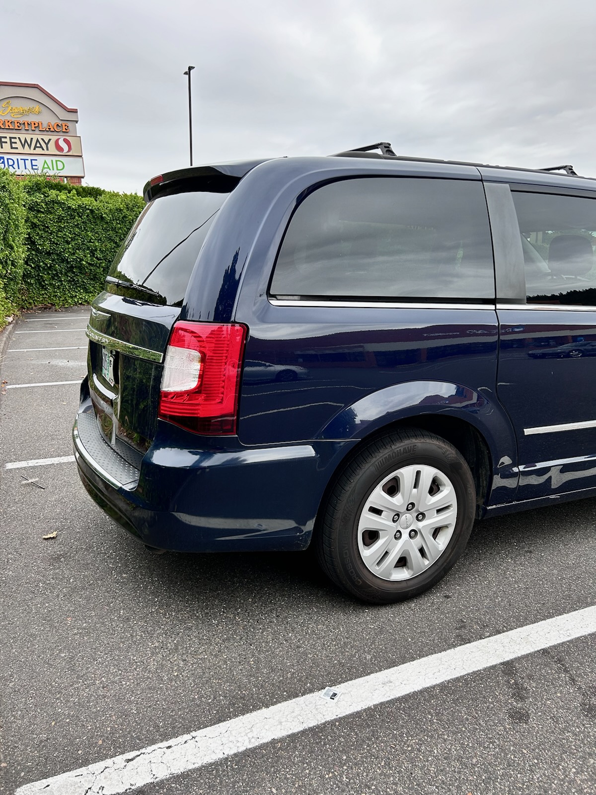 Used 2014 Chrysler Town & Country Touring FWD image 2