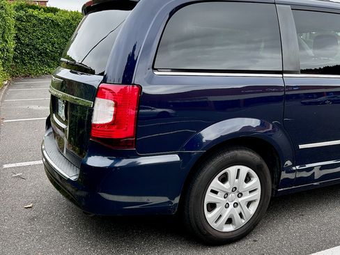 Used 2014 Chrysler Town & Country Touring image 2