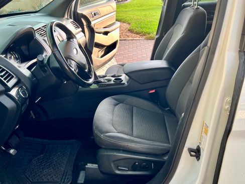 Used 2019 Ford Explorer XLT w/ Equipment Group 201A FWD image 16