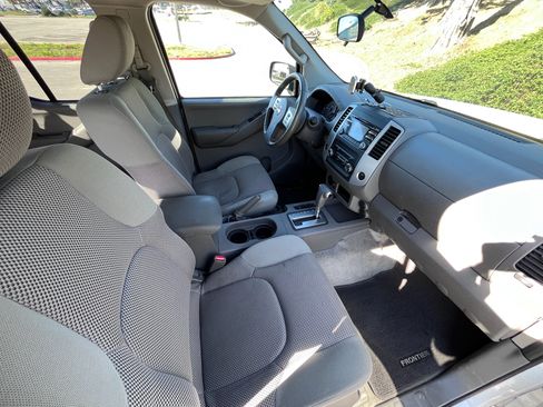 Used 2014 Nissan Frontier SV image 15