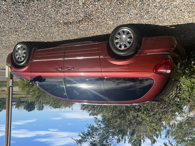 Used 2007 Chrysler Town & Country Limited FWD image 1