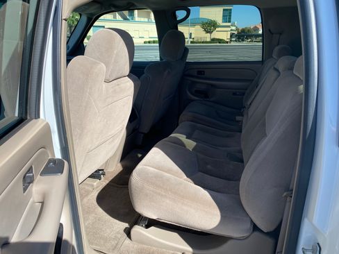 Used 2004 Chevrolet Suburban LS w/ Preferred Equipment Group RWD image 10