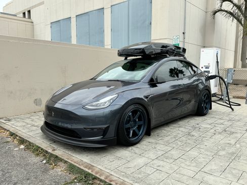 Used 2022 Tesla Model Y Long Range image 1
