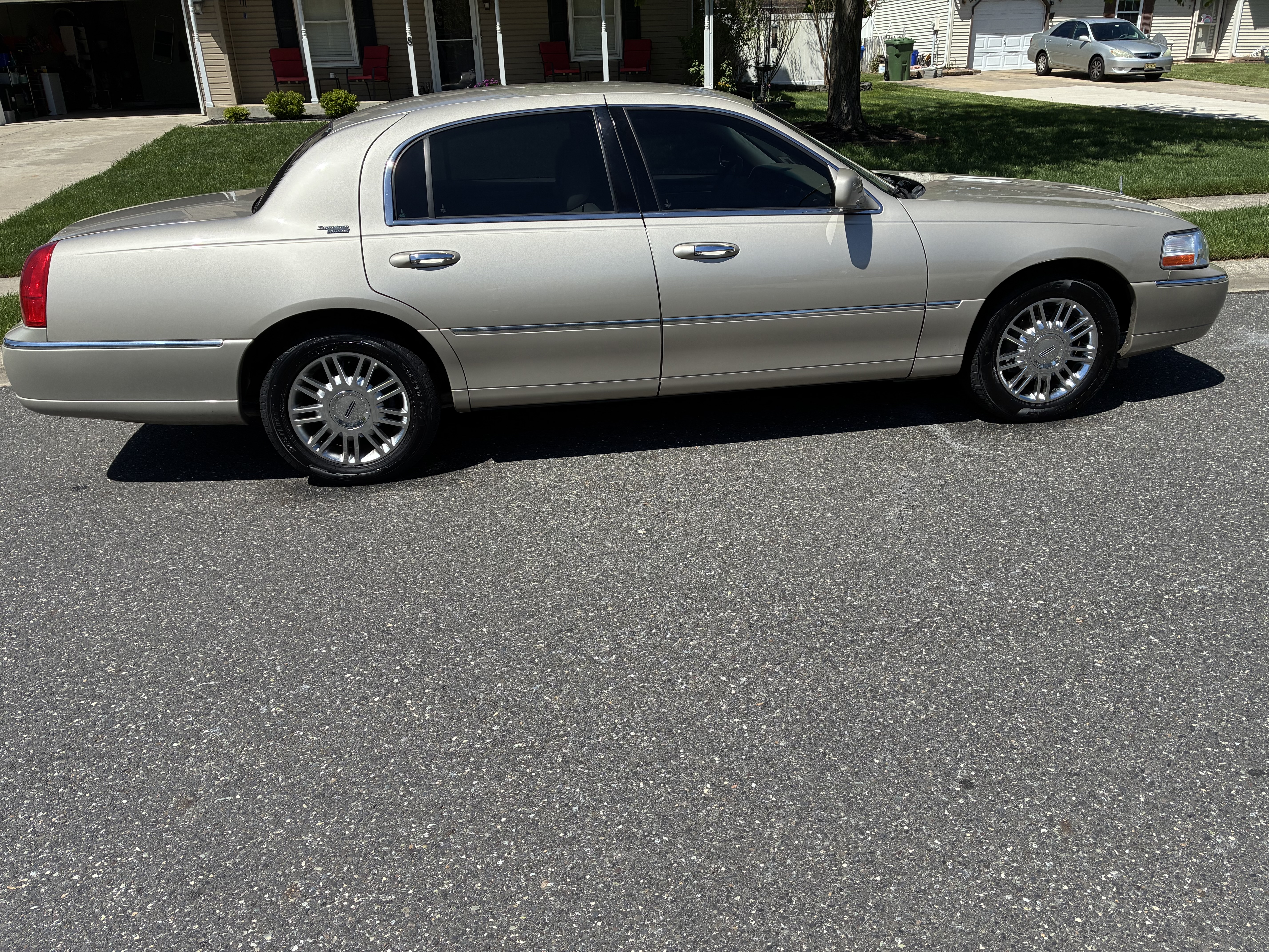 Used 2009 Lincoln Town Car Signature Limited RWD image 8