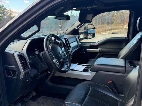 Used 2022 Ford F350 Lariat w/ Black Appearance Package image 9