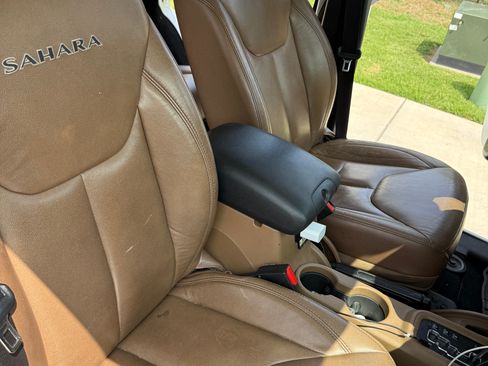 Used 2016 Jeep Wrangler Unlimited Sahara w/ Connectivity Group image 10