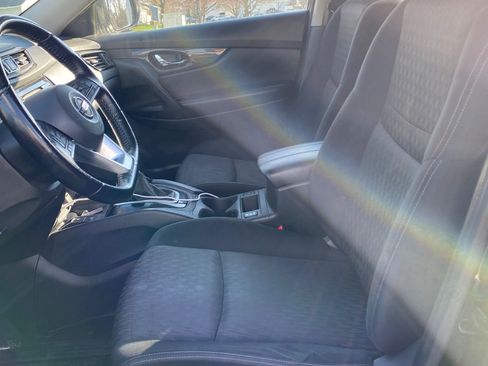 Used 2020 Nissan Rogue SV w/ Premium Package image 4