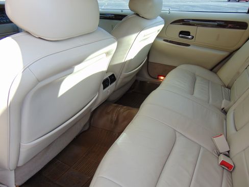 Used 2001 Lincoln Town Car Signature image 9