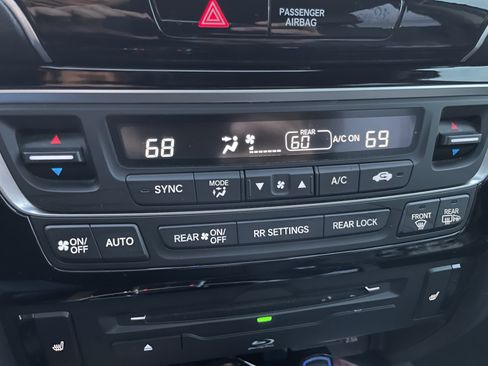 Used 2020 Honda Pilot Touring image 12