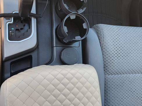 Used 2010 Toyota Tundra 4x4 Double Cab image 10