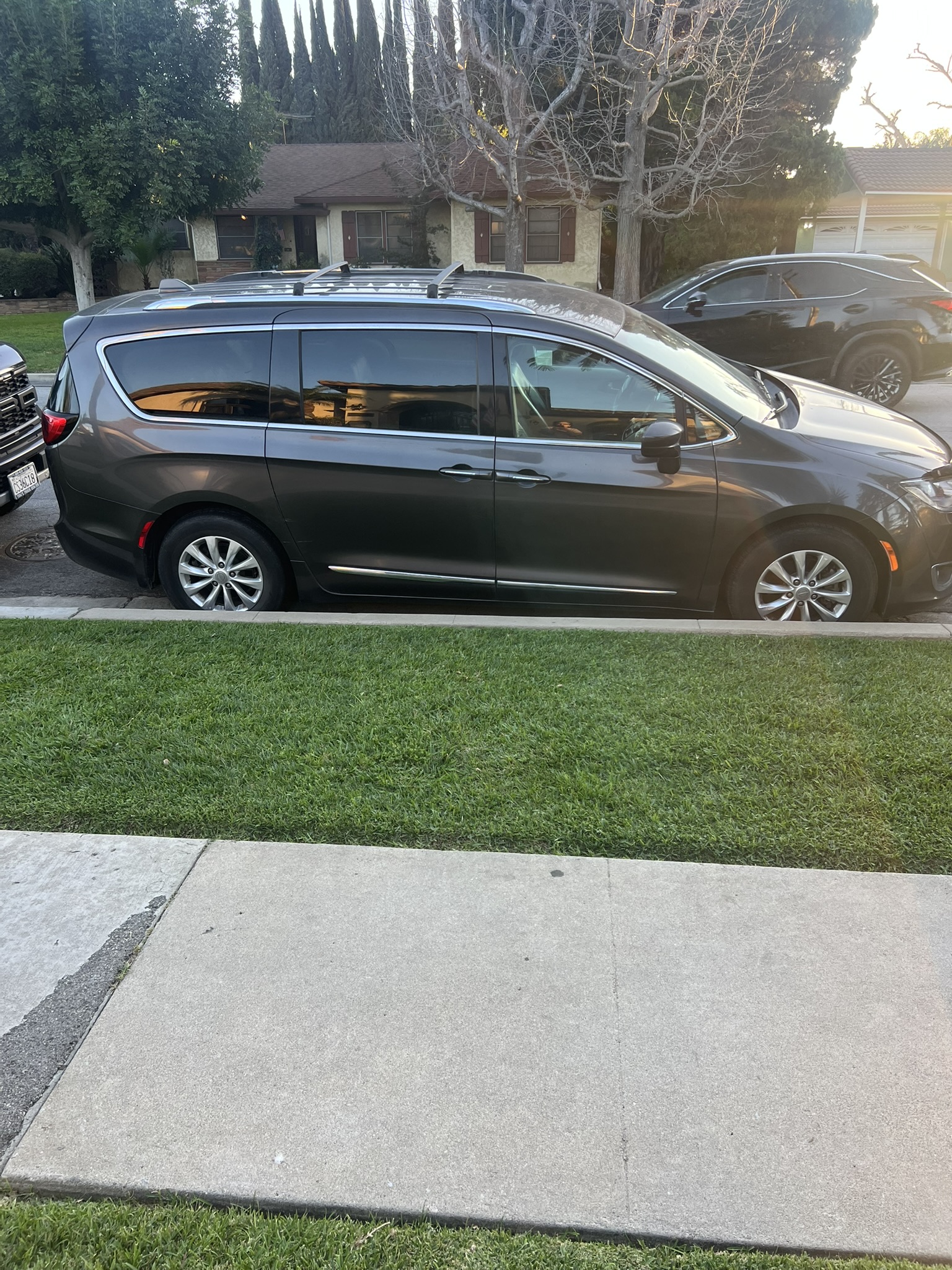 Used 2018 Chrysler Pacifica Touring-L FWD image 1