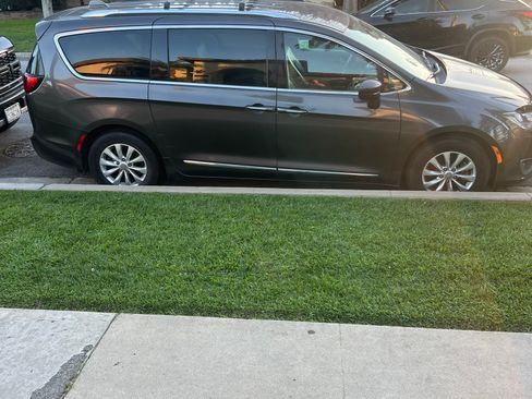 Used 2018 Chrysler Pacifica Touring-L FWD image 1