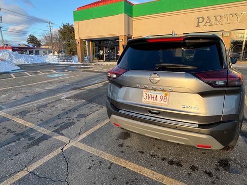 Used 2023 Nissan Rogue SV image 8