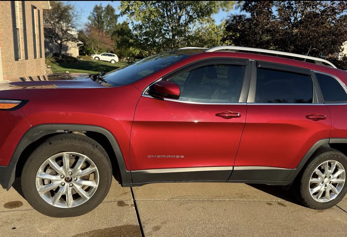 Used 2017 Jeep Cherokee Limited w/ Luxury Group AWD/4WD image 8