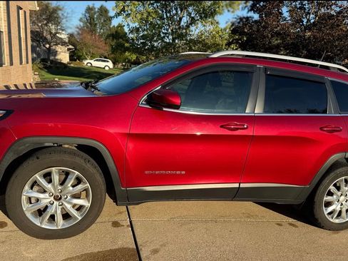 Used 2017 Jeep Cherokee Limited w/ Luxury Group AWD/4WD image 8