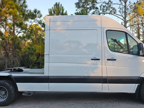 Used 2017 Freightliner Sprinter 3500 image 8