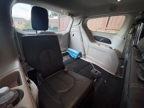 Used 2017 Chrysler Pacifica Touring-L image 9