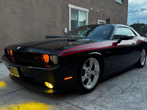 Used 2010 Dodge Challenger R/T RWD image 1