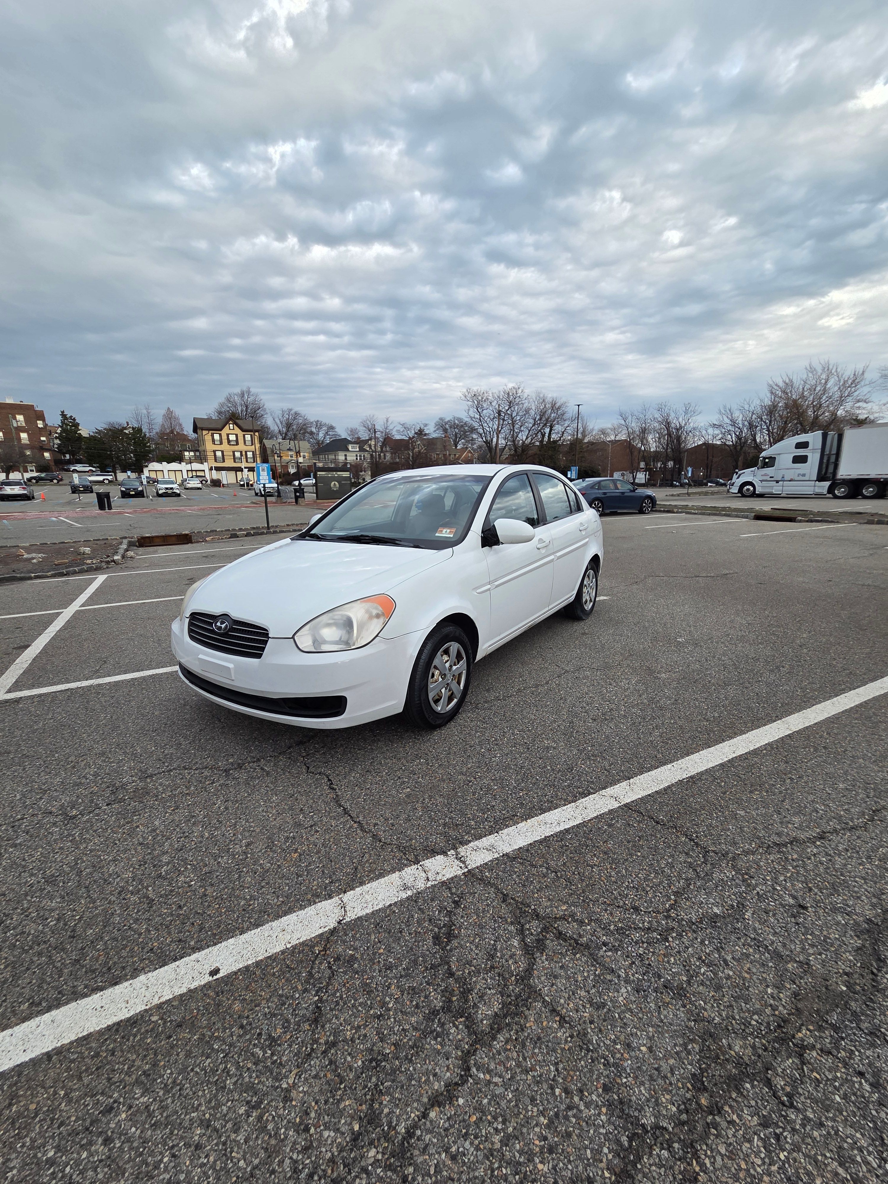 Used 2009 Hyundai Accent GLS FWD image 1