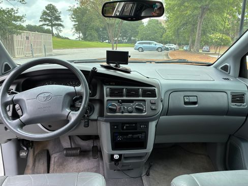 Used 2000 Toyota Sienna XLE FWD image 18