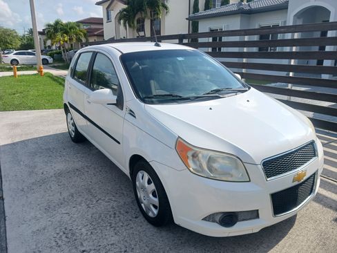 Used 2010 Chevrolet Aveo5 LT w/ Power and Convenience Package image 4