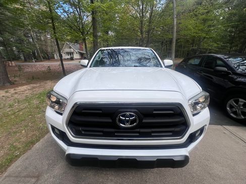 Used 2017 Toyota Tacoma SR5 w/ Tow Package AWD/4WD image 5