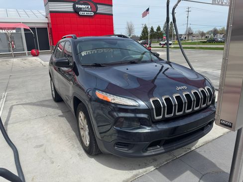 Used 2016 Jeep Cherokee Sport FWD image 4