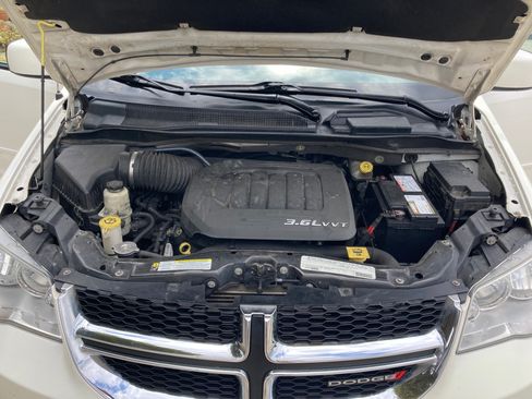 Used 2012 Dodge Grand Caravan SXT image 4