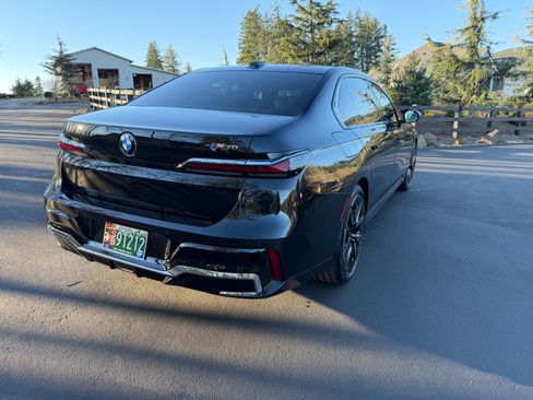 Used 2024 BMW i7 M70 image 6