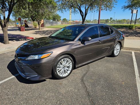 Used 2018 Toyota Camry XLE image 10