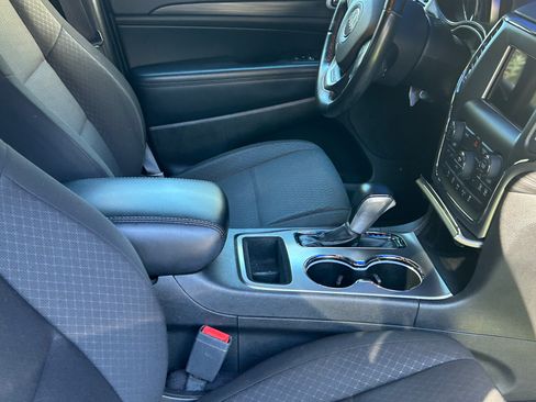 Used 2021 Jeep Grand Cherokee Laredo image 4