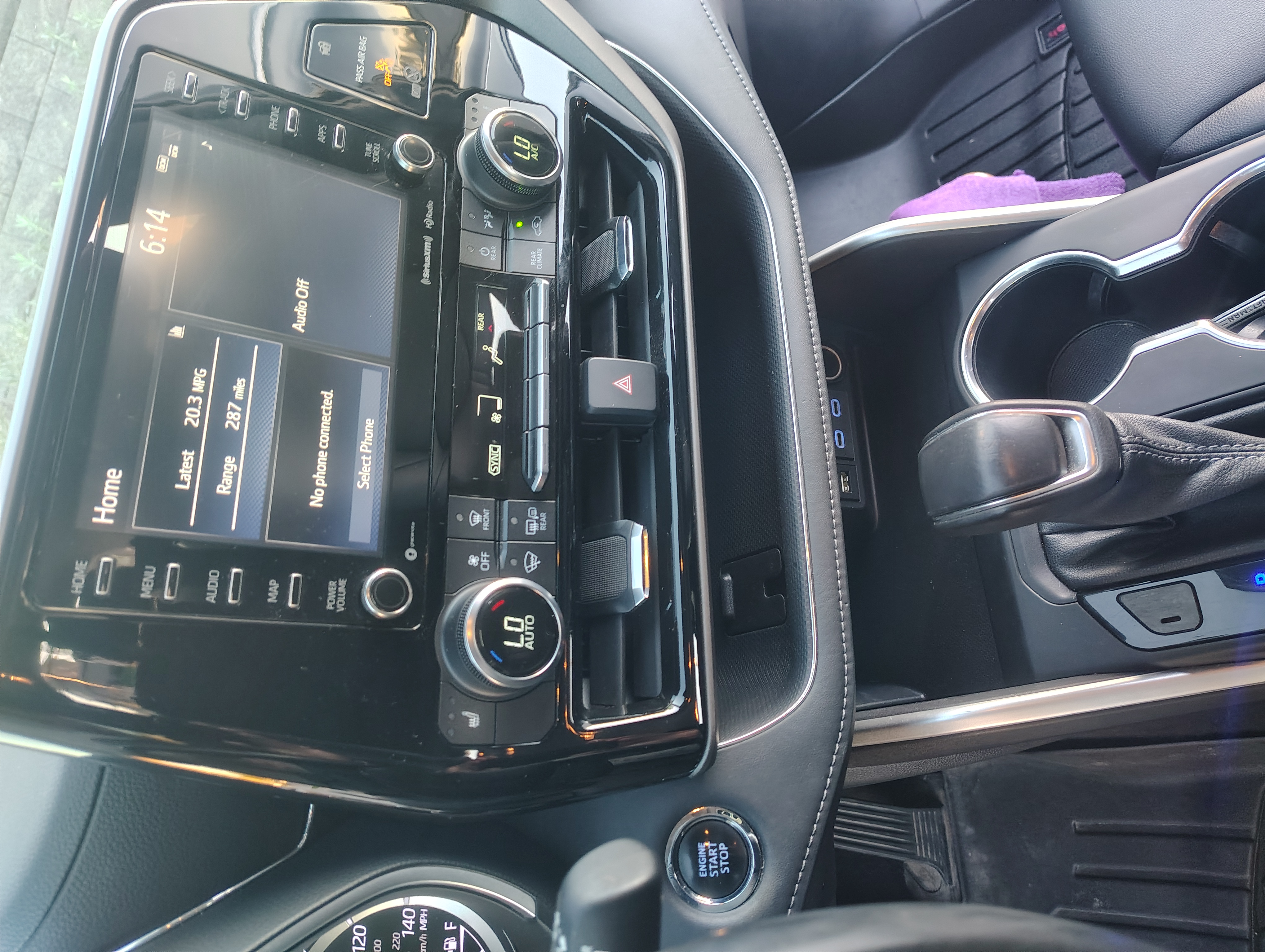 Used 2022 Toyota Highlander XLE AWD/4WD image 9