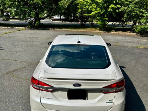 Used 2017 Ford Fusion SE w/ Equipment Group 201A FWD image 8