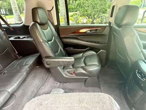 Used 2018 Cadillac Escalade ESV Luxury RWD image 21