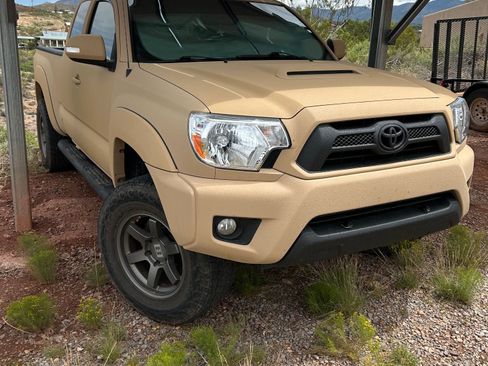 Used 2012 Toyota Tacoma 4x4 Access Cab V6 w/ TRD Sport Pkg image 4