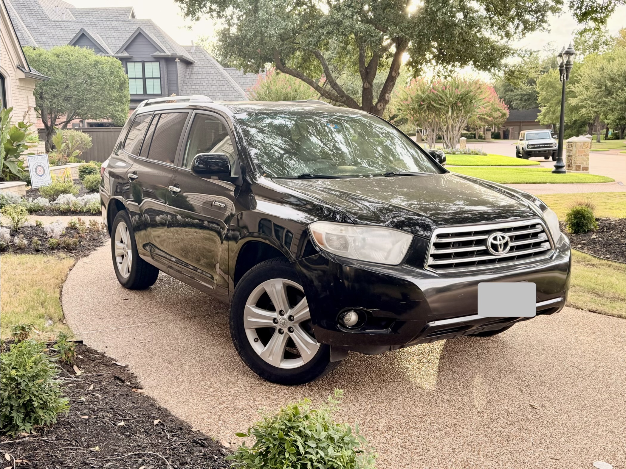 Used 2010 Toyota Highlander Limited w/ Extra Value Pkg 8 AWD/4WD image 1