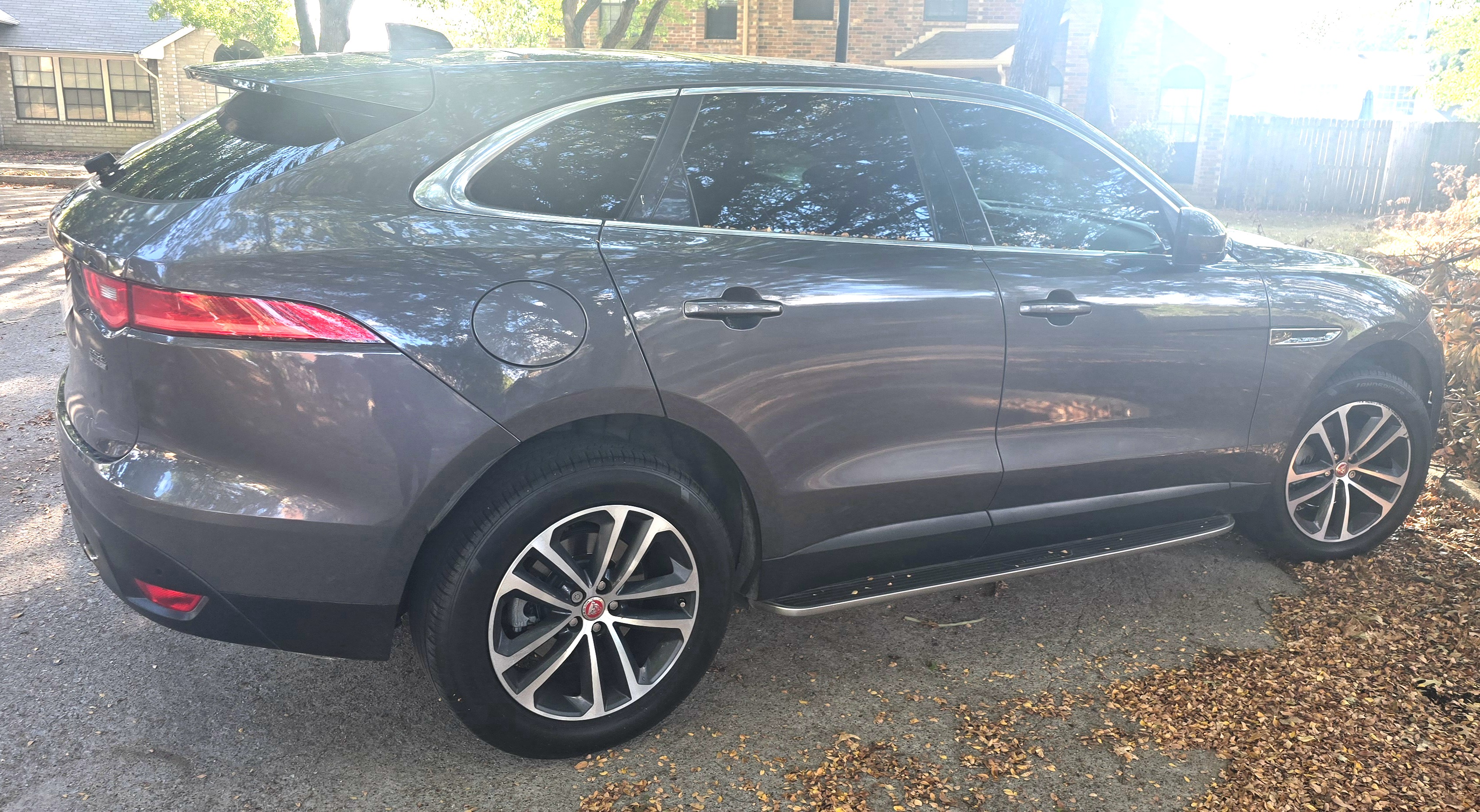 Used 2019 Jaguar F-PACE Premium AWD/4WD image 2