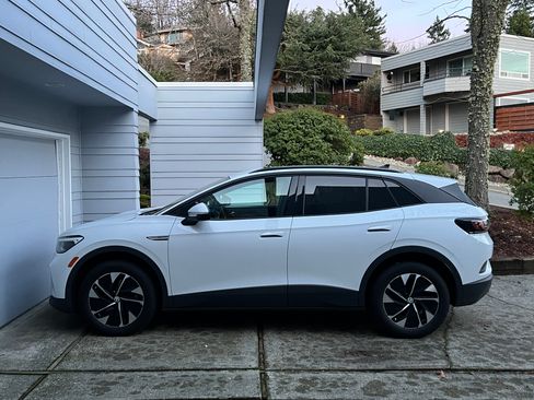 Used 2022 Volkswagen ID.4 Pro image 1