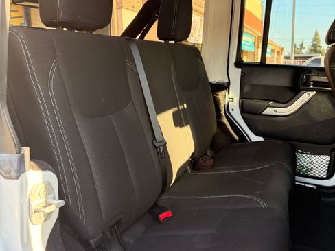 Used 2018 Jeep Wrangler Unlimited Sahara image 22