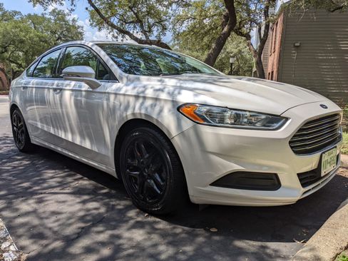 Used 2016 Ford Fusion SE FWD image 4