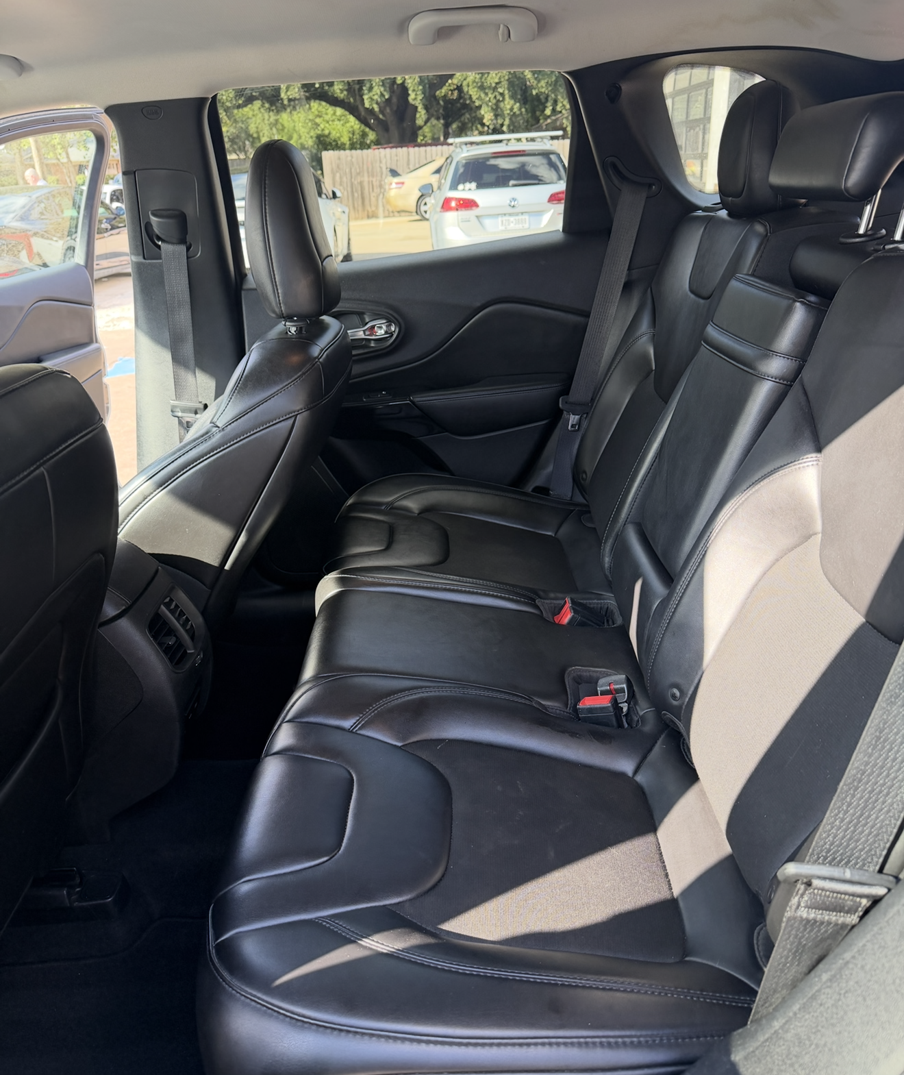 Used 2019 Jeep Cherokee Latitude Plus FWD image 11