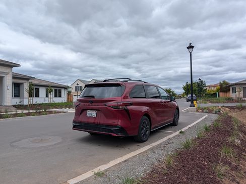 Used 2025 Toyota Sienna XSE w/ XSE Plus Package AWD/4WD image 4