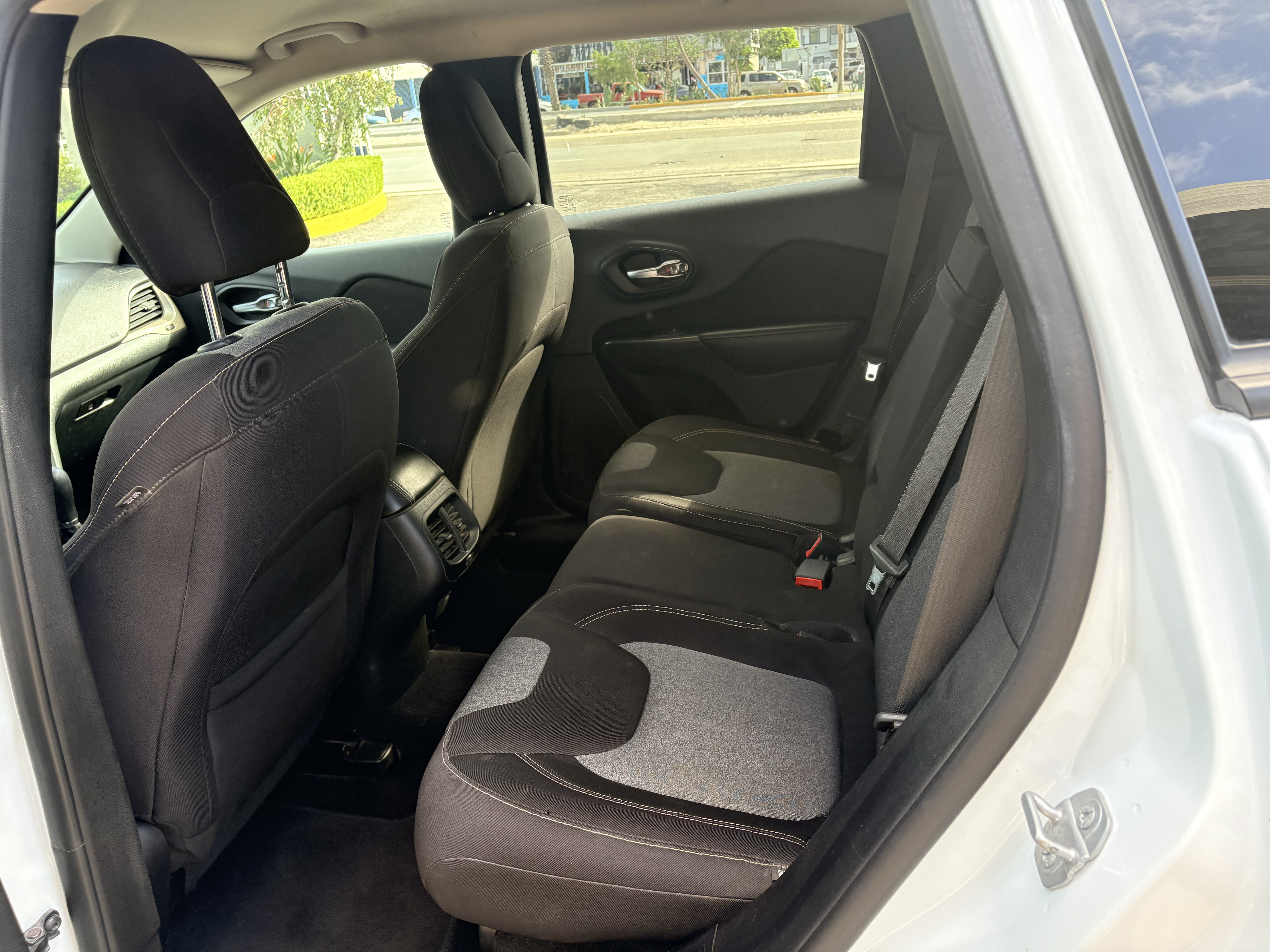 Used 2015 Jeep Cherokee Sport FWD image 2
