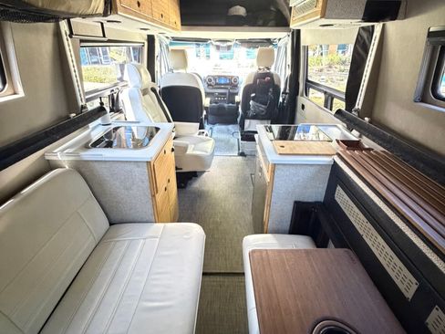 Used 2021 Mercedes-Benz Sprinter 2500 image 9
