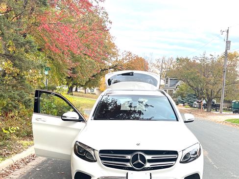 Used 2019 Mercedes-Benz GLC 350e 4MATIC image 2