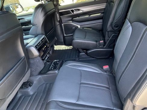 Used 2023 Jeep Wagoneer Series II image 6