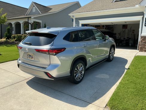 Used 2020 Toyota Highlander Platinum FWD image 8