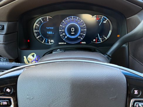 Used 2017 Cadillac Escalade Luxury AWD/4WD image 4